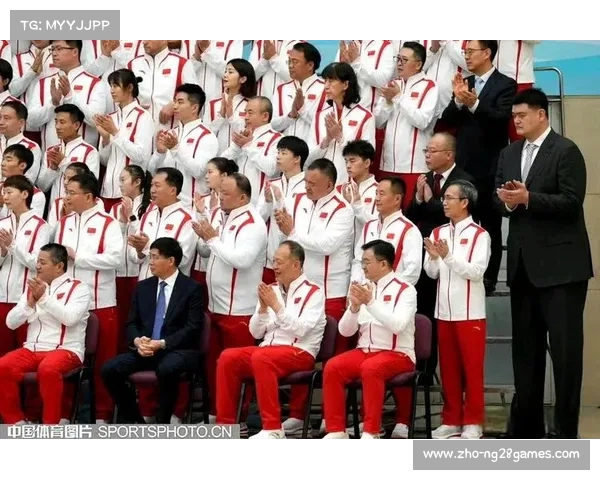姚明观战马龙精彩表现时的瞬间反应与表现的幽默对比 姚明观战马龙精彩表现时的瞬间反应与表现的幽默对比